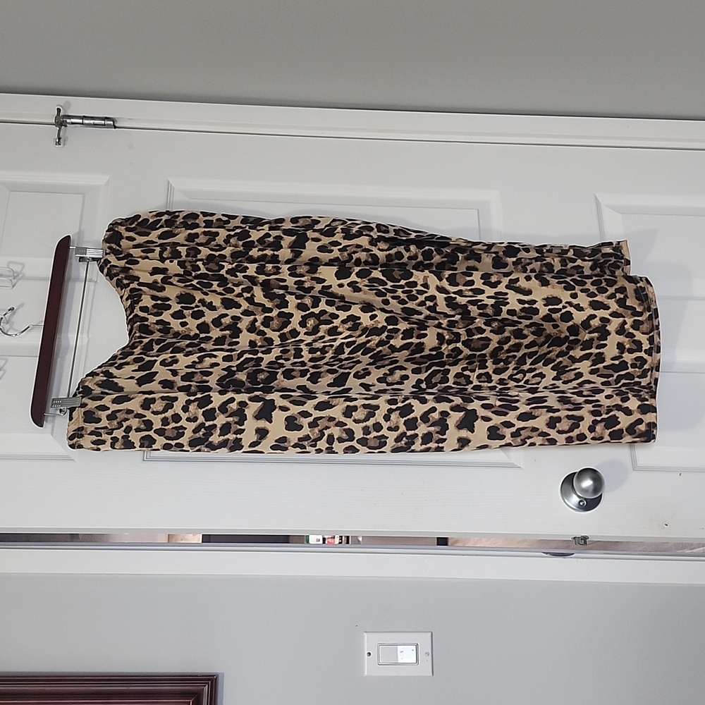 Leopard print skirt with elastic waist and left side slit